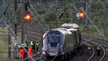 Halálos áldozata és többtucatnyi sérültje van az angliai vasúti balesetnek
