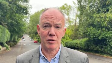 Rohamrendőrök, páncélozott járművek és vízágyúk jelentek meg Belfast utcáin