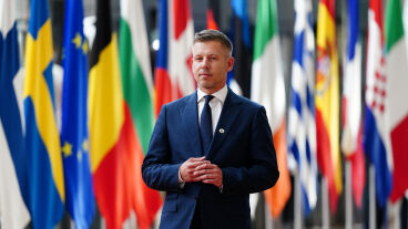 Magyar Péter mosollyal és kemény szavakkal üzent Brüsszelből