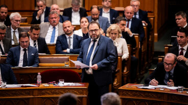 Megszüntetné a jelzáloghitelek kamatstopját a kormány, Gulyás Gergely egyből reagált