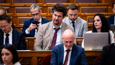 Nagy Ervin verssel válaszolt Hankó Balázsnak: A bűn az nem lesz könnyebb, / hiába hull a könnyed