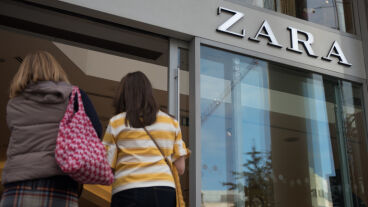 Kitört a botrány a Zara halloweeni gyerekjelmeze miatt, sokak szerint koncentrációs táborok rabruhájára hasonlít
