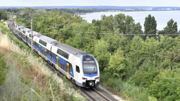 Indul a nyári főszezon, több vonat közlekedik a Balatonnál, felkészült a MÁV