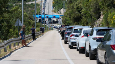 Hatalmas a torlódás a horvát-montenegrói határon, volt, akinek 28 órát kellett várakozni