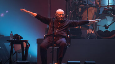 Őszintén vallott alkoholizmusáról Phil Collins, egyidőben a reggeli mellé is bort ivott