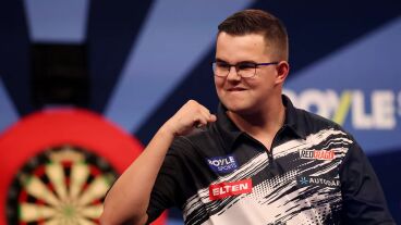 Van Veen döntő szettben verte Searle-t a darts World Grand Prix-n