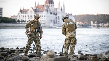 Robbanótestek bukkantak elő a Dunából a Batthyány térnél