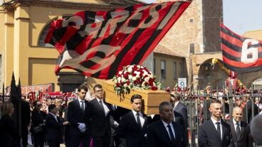 Könnyek között búcsúzott a futballvilág: ezrek kísérték utolsó útjára Franco Baresit – videó