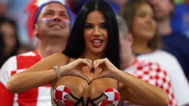 Újabb merész ruhákkal sokkol a foci-vb legszexibb szurkolólánya