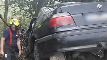 Drámai videón, ahogy megmentették egy fák közé repült autós életét