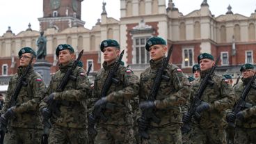 Minden akadályon átment: eurómilliárdokat önthet fegyverekbe a NATO keleti bástyája