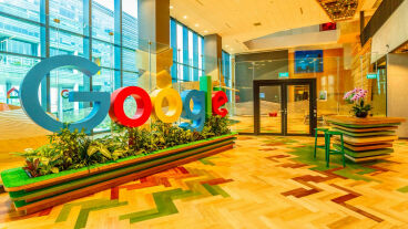 Súlyos csapás érte a Google-t: váratlanul távozik a mesterséges intelligencia Nobel-díjas úttörője